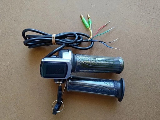 Ручка газу, спідометр, вольтметр, ключ